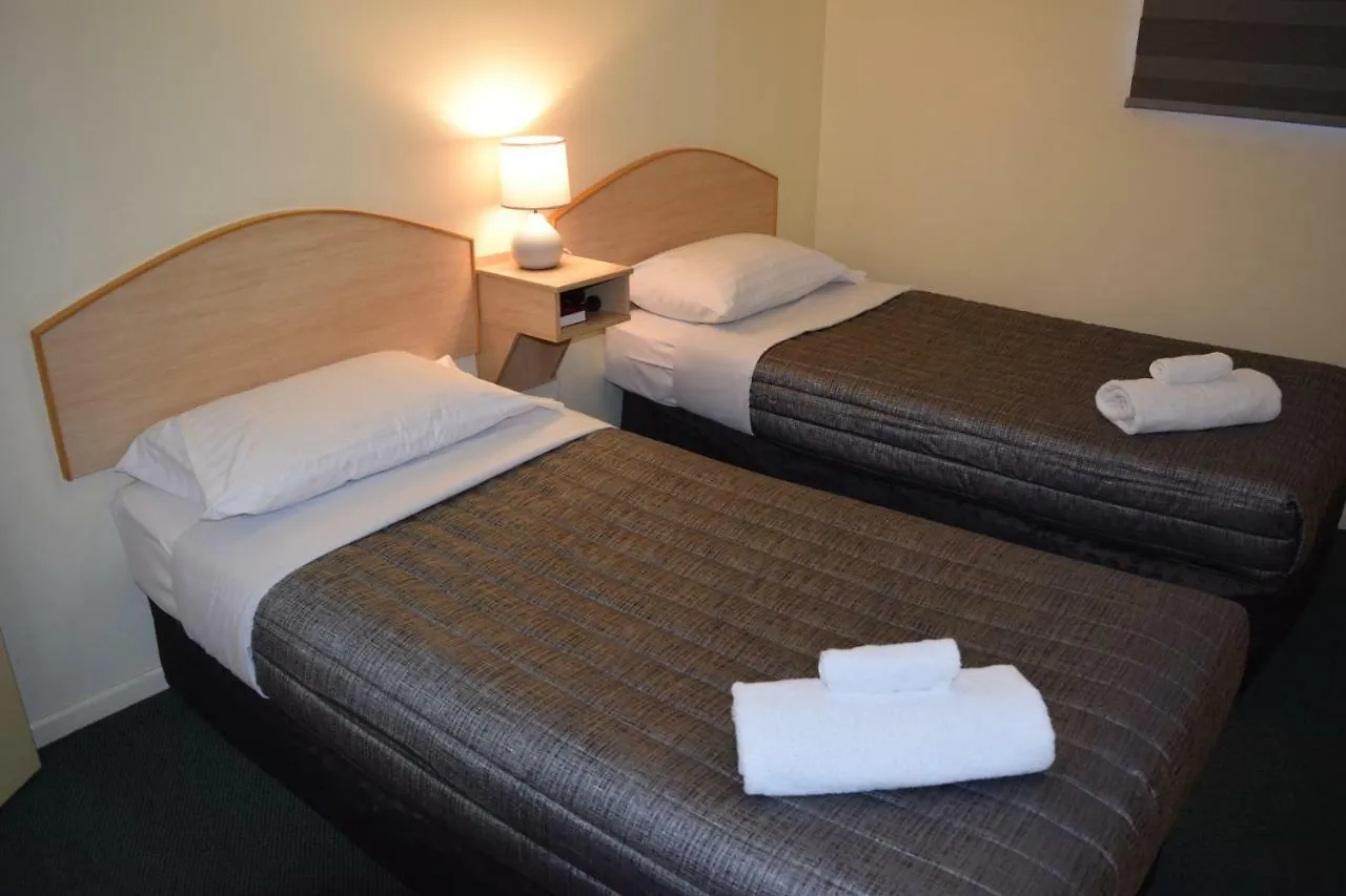 Warwick Vines Motel 3*,